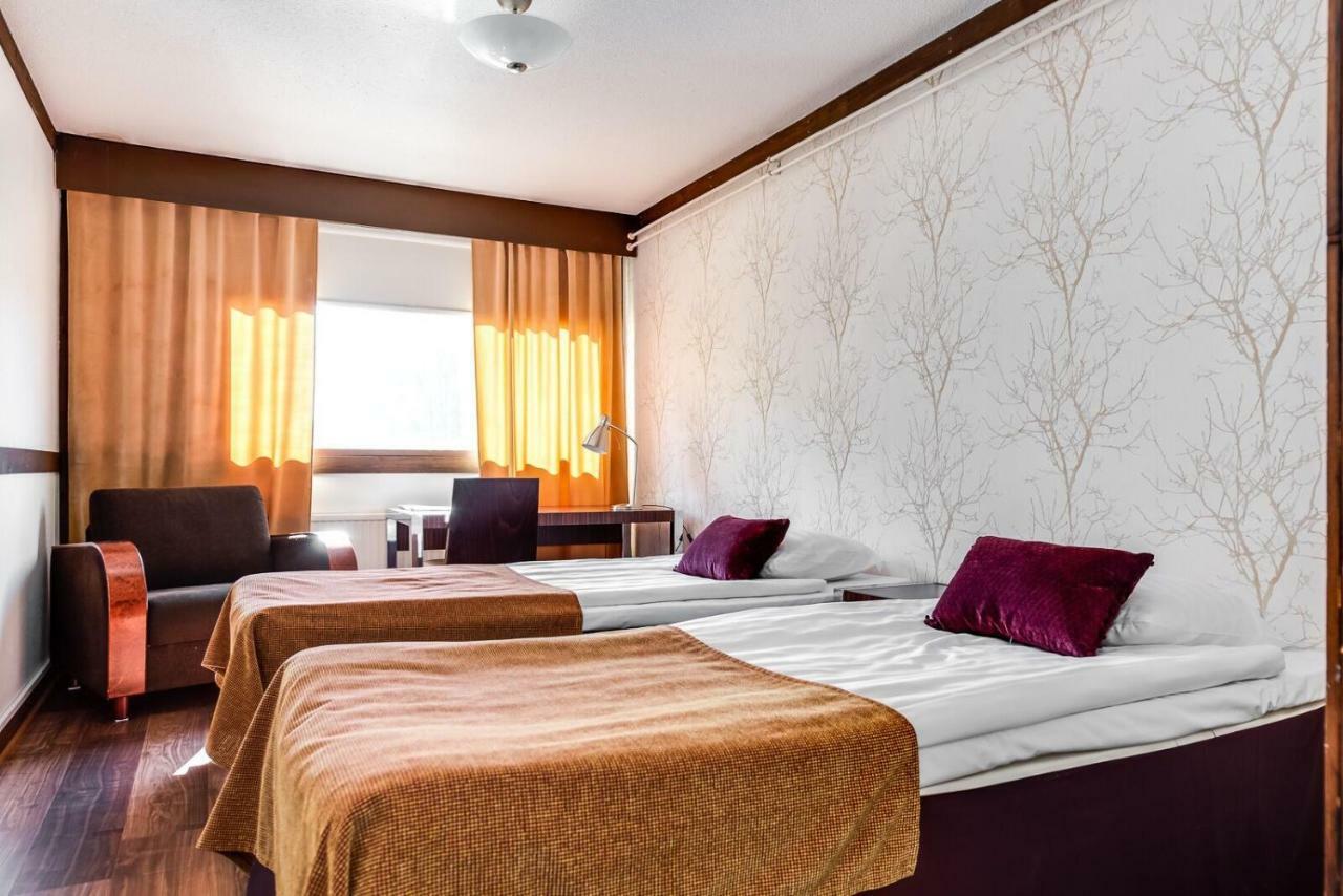 Hotel Kaeenpesae Ylivieska Exteriör bild
