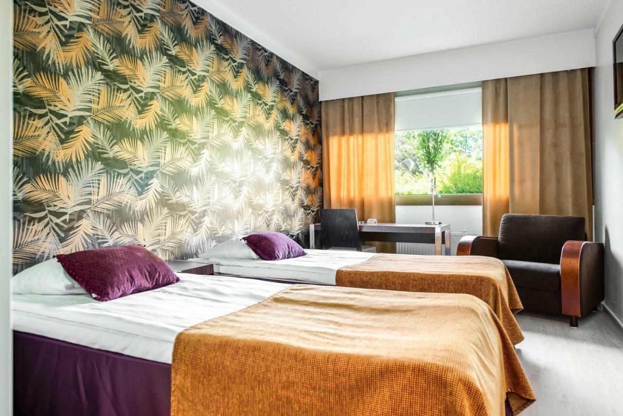 Hotel Kaeenpesae Ylivieska Exteriör bild